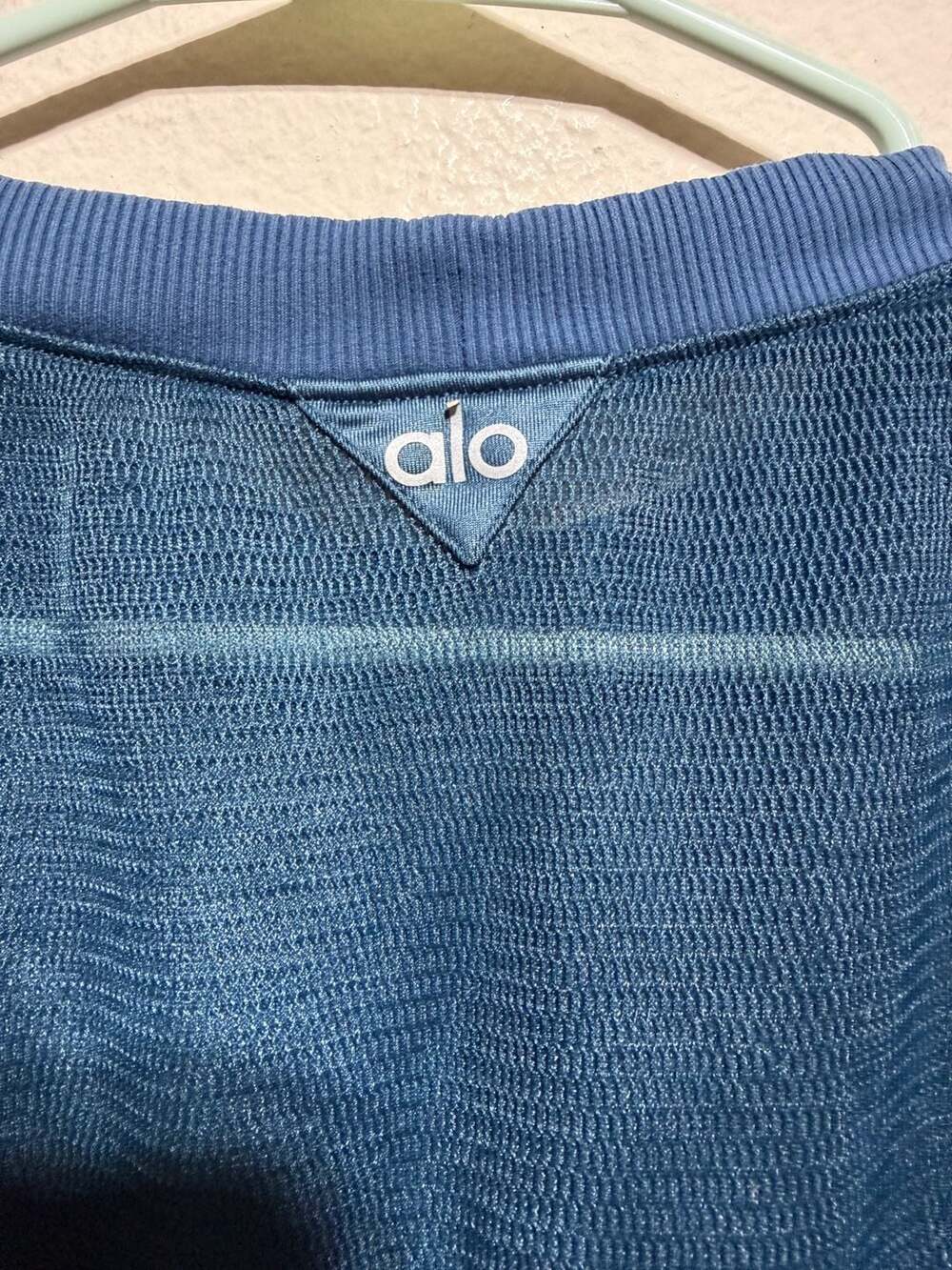 Alo Yoga Row Mesh Long Sleeve Cropped Top - Picture 3 of 3